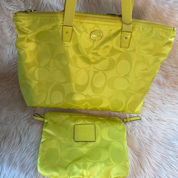 COACH 77321 GETAWAY SIGNATURE NYLON PACKABLE WEEKENDER Bright Yellow - Picture 2 of 5